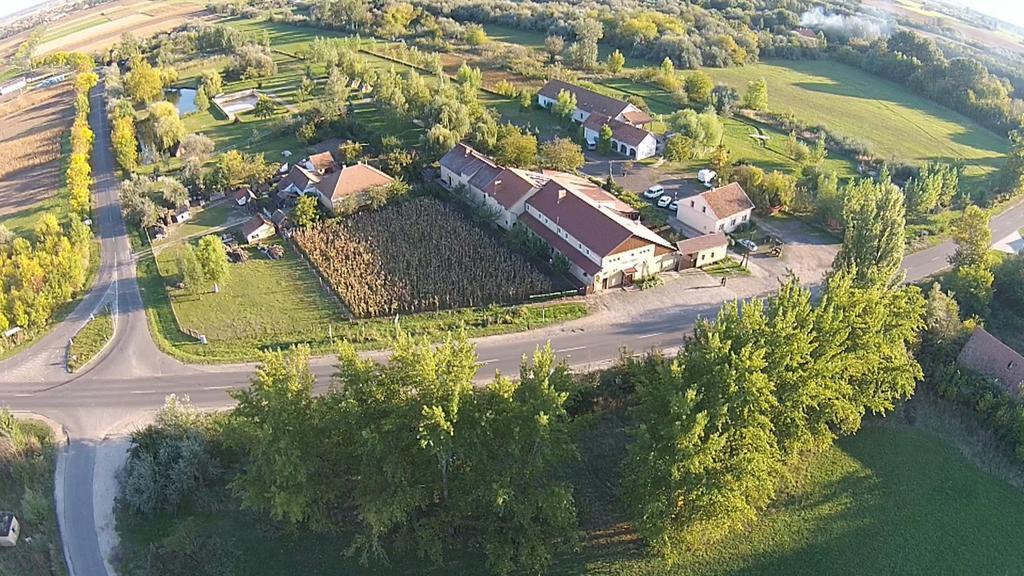 Forro Fogado & Bauer Bistro Hotel Roszke Ngoại thất bức ảnh